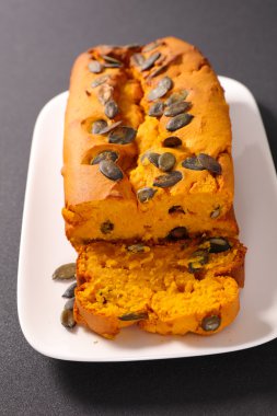 ahşap masa üzerinde kabak pasta