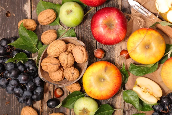 Manzana, uva y frutos secos —  Fotos de Stock