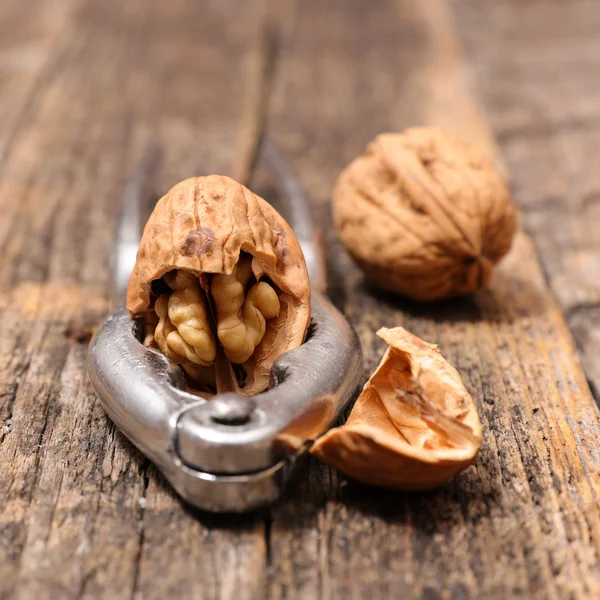 Broken brown walnut — Stock Photo, Image