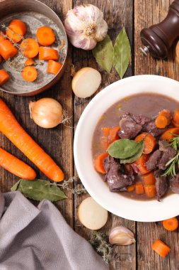 şarap ile sığır eti güveç