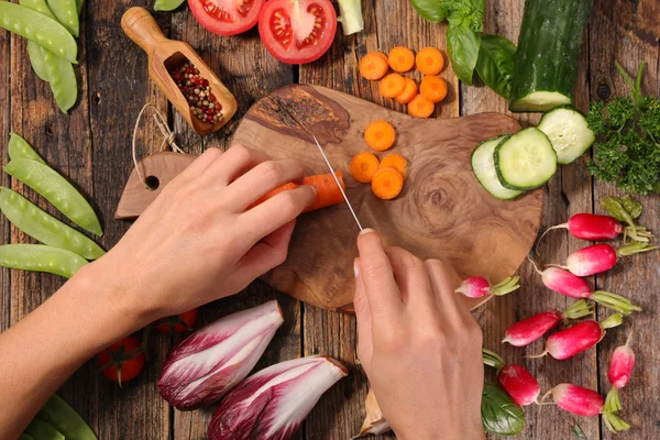 Mujer manos Cortar verduras — Foto de Stock