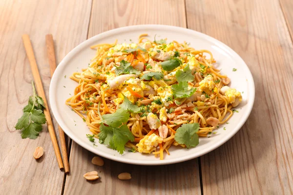 Fried pad thai on plate — Stock Photo, Image