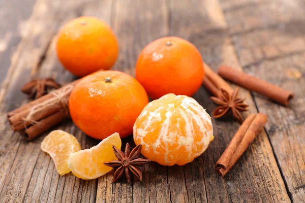 Fresh clementines and spices — Stock Photo, Image