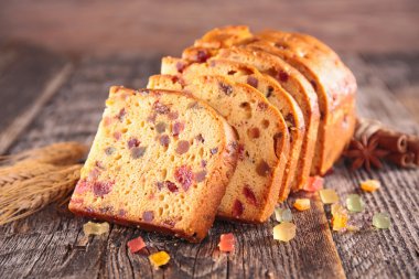 pişmiş meyveli kek