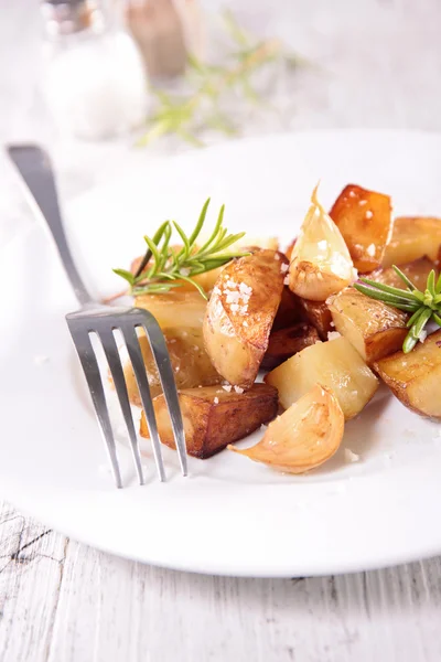 Roasted potatoes with rosemary — Stock Photo, Image