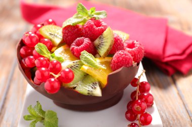 tablo üzerinde meyve salatası