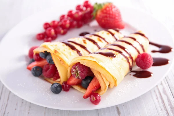 Crepe with fruit and chocolate — Stock Photo, Image