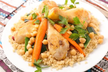 kuskus ile pişmiş tavuk