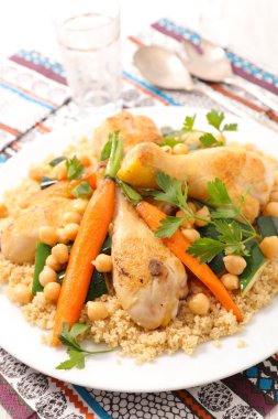 kuskus ile pişmiş tavuk