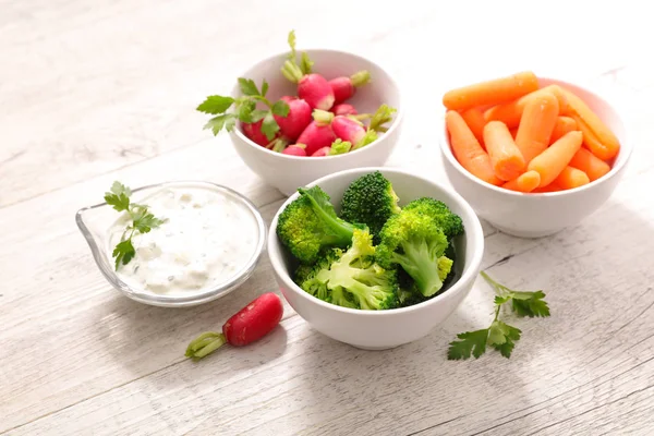 Rainbow vegetarian salad — Stock Photo, Image