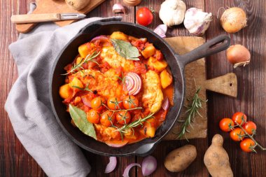 Baharat ile pişmiş tavuk