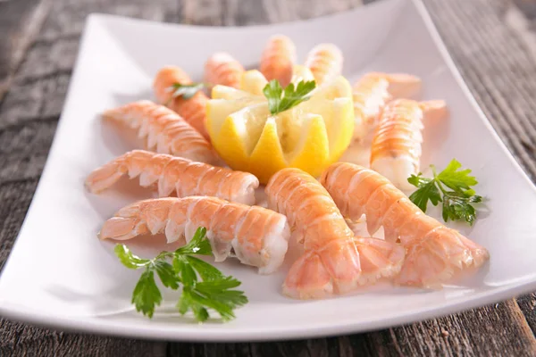 Langoustine appetizer with lemon — Stock Photo, Image