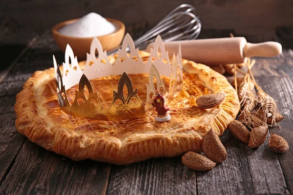 Gâteau épiphanie sur table en bois — Photo