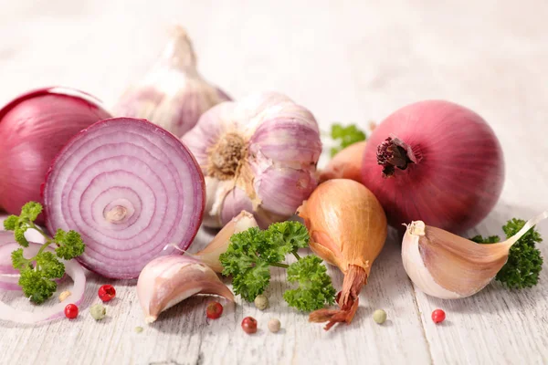 Frische Zwiebeln und Knoblauch — Stockfoto