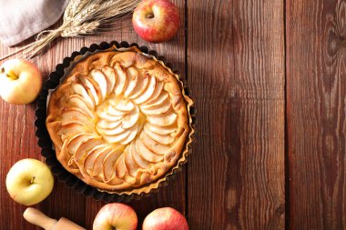 Tahta masada elmalı turta.