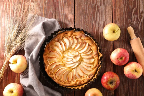 Apfelkuchen auf Holztisch — Stockfoto