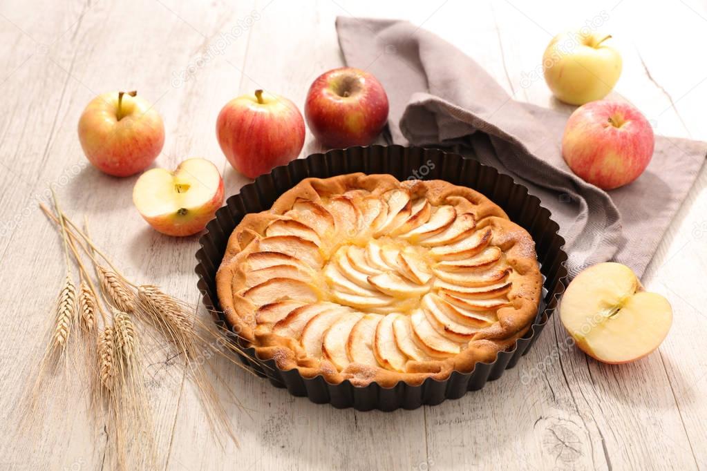 apple pie with ingredient