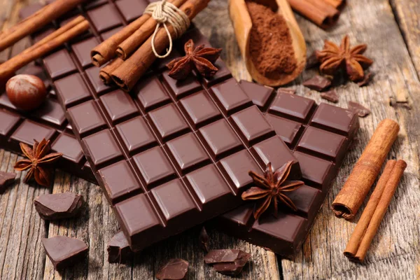 Schokoladenriegel und Gewürz — Stockfoto