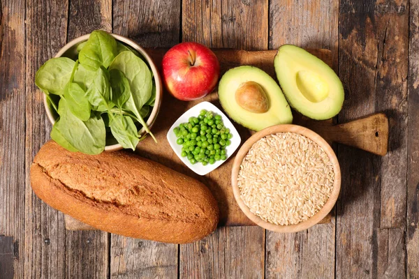 Alimentos saudáveis e equilibrados — Fotografia de Stock