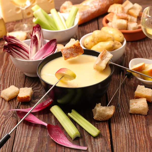 Fondue de queso en la mesa —  Fotos de Stock