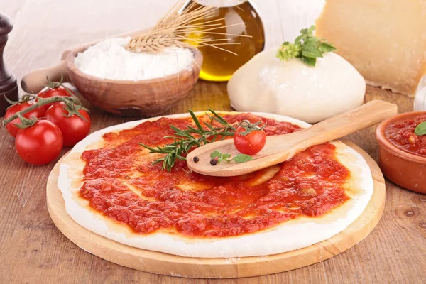 Πρώτες πίτσα ζύμη — Φωτογραφία Αρχείου