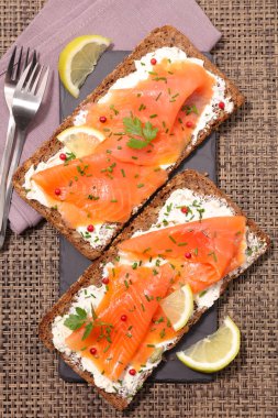 ile krem peynir ekmek