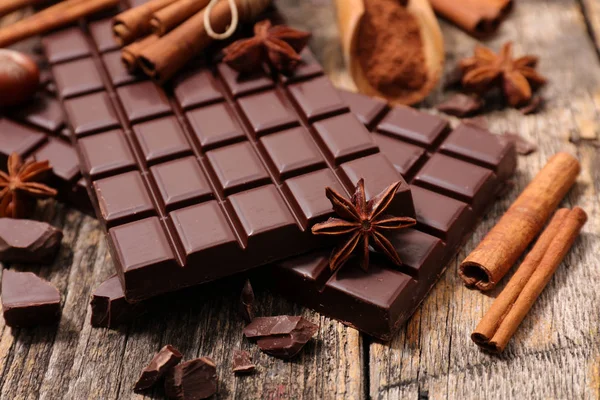 Chocolate bar and spices — Stock Photo, Image