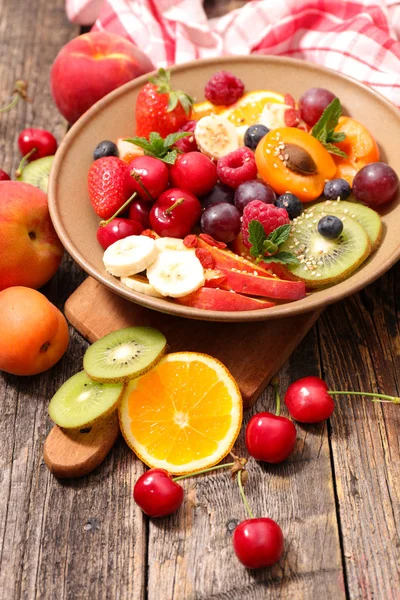 Smíšené ovocný salát — Stock fotografie