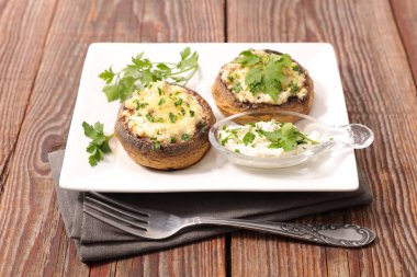 Beyaz plaka üzerinde mantar dolması