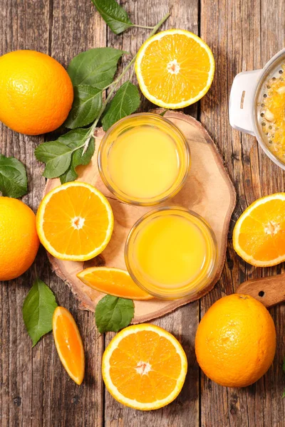 Frische Orangen und Saft — Stockfoto