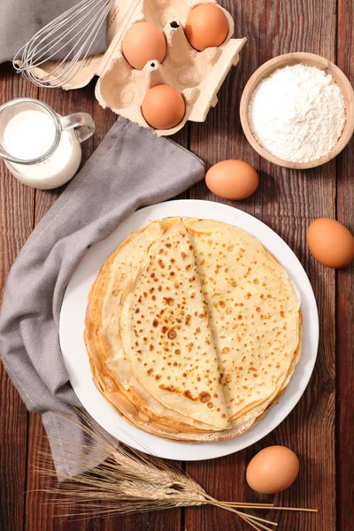 Stapel crêpe met ingrediënten — Stockfoto