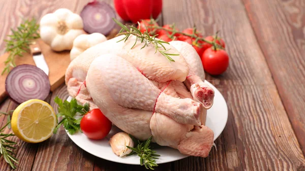 Rå kyckling med ingredienser — Stockfoto