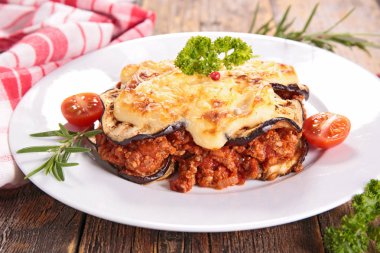 Musakka (patlıcan güveç) 