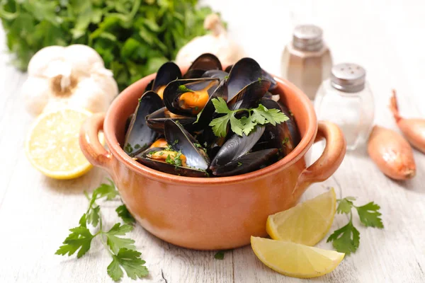 Boiled mussels with parsley — Stock Photo, Image