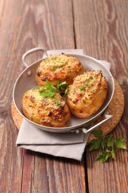 Patates peynir ve domuz pastırması ile