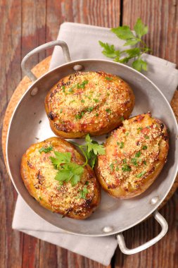 Patates peynir ve domuz pastırması ile