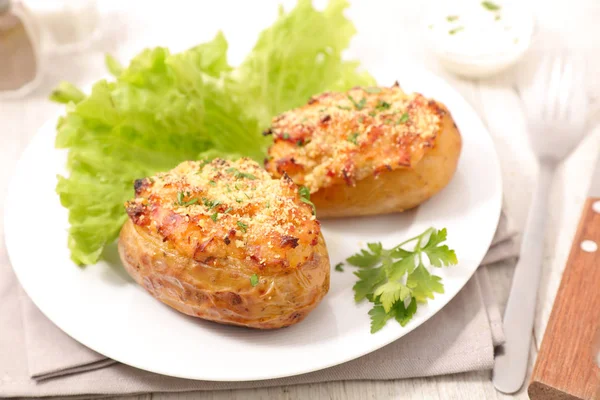 Potatoes with cheese and bacon — Stock Photo, Image