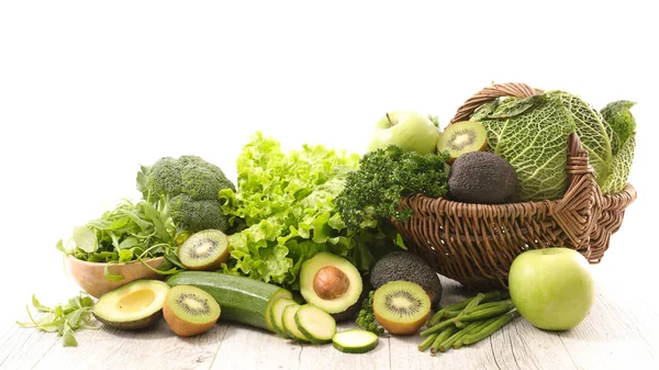 Різноманітні зелені овочі та фрукти — стокове фото
