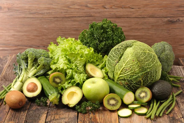 Blandade gröna grönsaker och frukter — Stockfoto