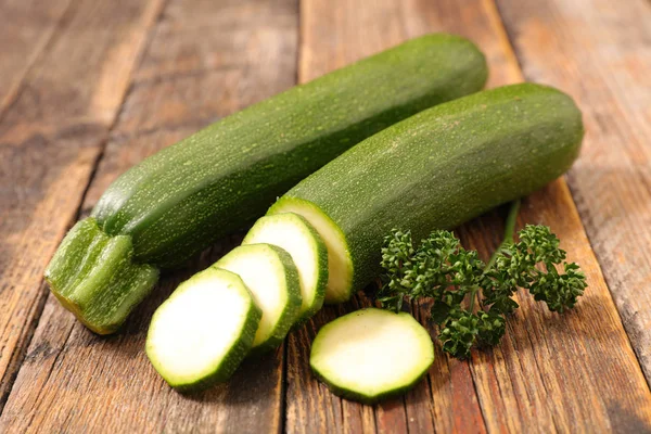 Courgettes em bruto cortadas em fatias — Fotografia de Stock