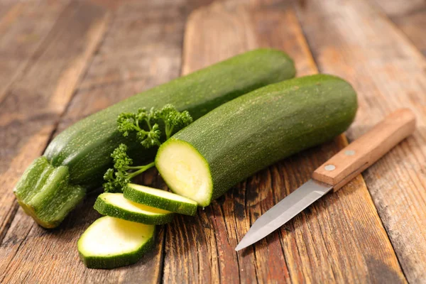 Courgettes em bruto cortadas em fatias — Fotografia de Stock