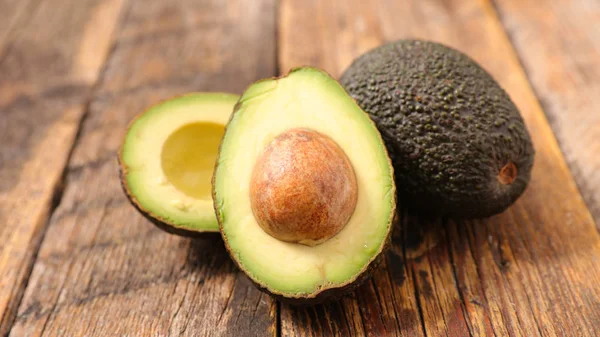 Taze avokado izole