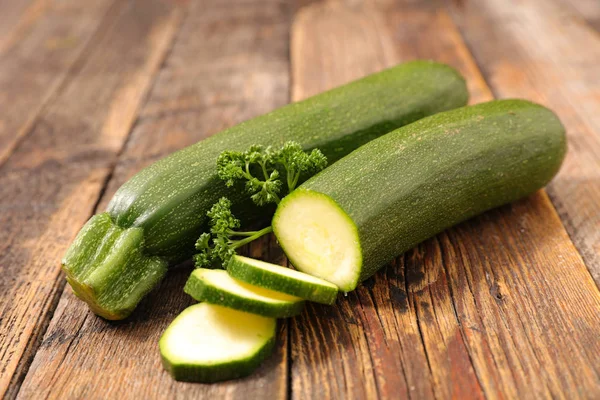 Courgettes em bruto cortadas em fatias — Fotografia de Stock