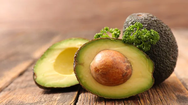 Verse avocado geïsoleerd — Stockfoto