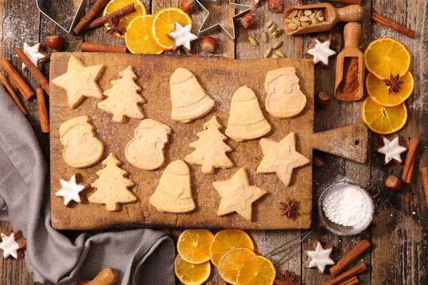 Galletas de Navidad sobre fondo de madera —  Fotos de Stock