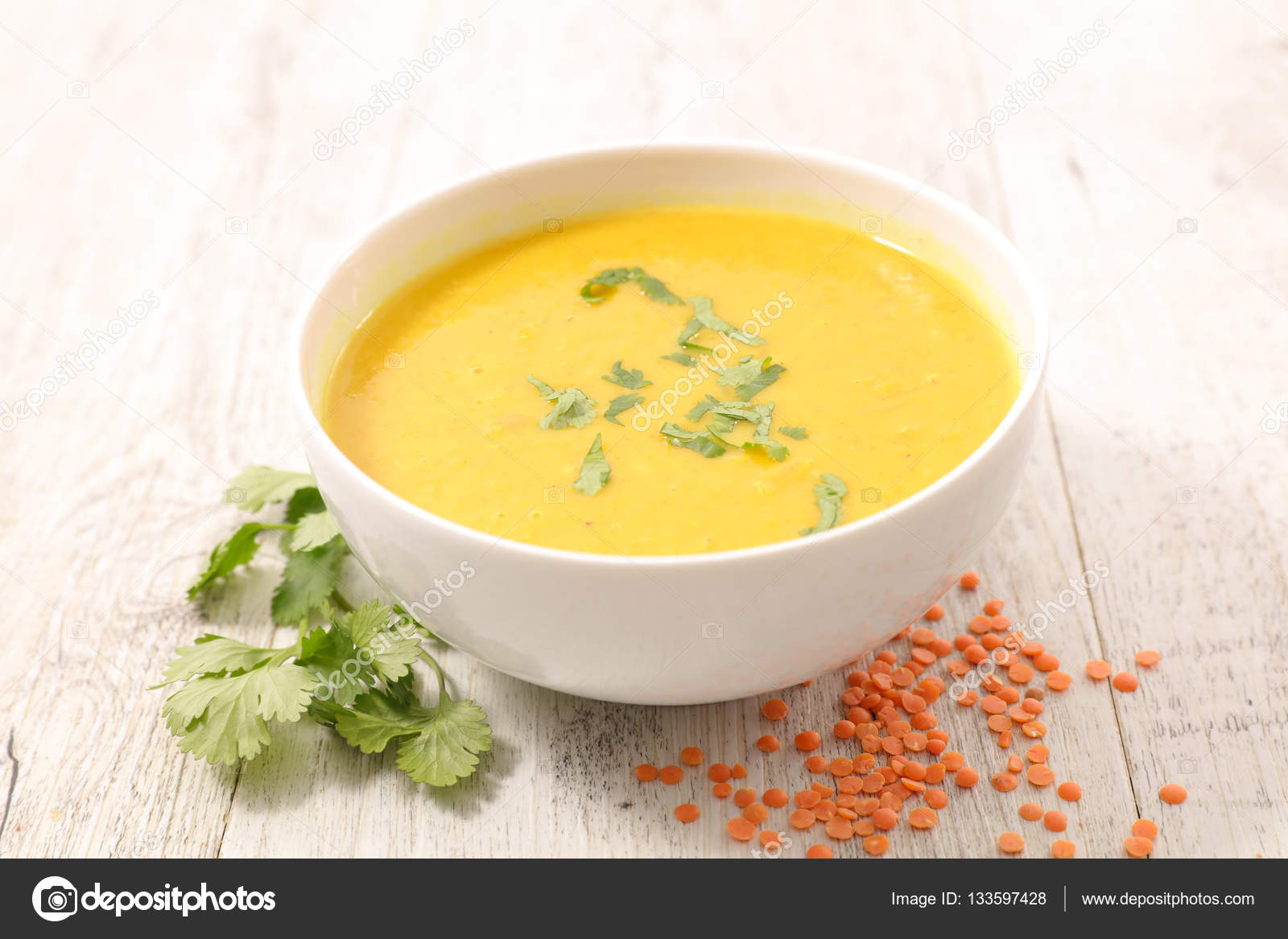 Куркуму можно добавлять в суп. Тыквенный суп с куркумой. Карри приправа желтая. Ризотто с куркумой, кукурузой, морковью. Куриный бульон.