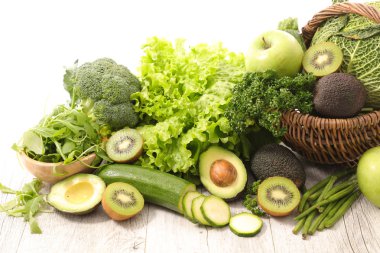 çeşitli yeşil sebze ve meyve