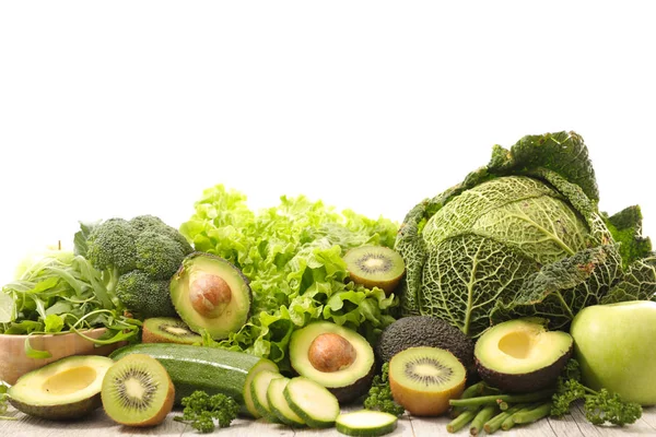 Valikoituja vihreitä vihanneksia ja hedelmiä — kuvapankkivalokuva