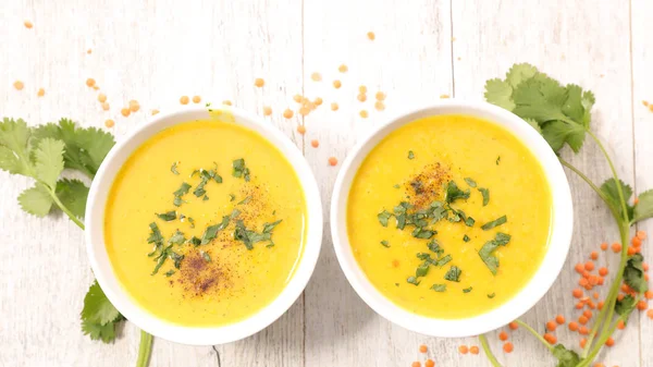 Чечевица суп с куркумой — стоковое фото
