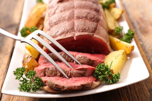 Baked roast beef with vegetables